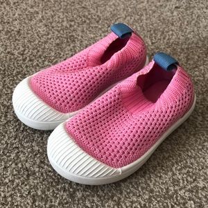 Like new girls slip on sneakers